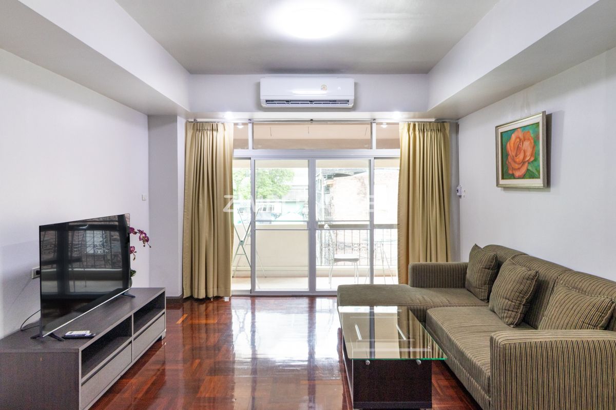 For RentSilom, Saladaeng, Bangrak : Line ID: @zimple_asset Monthly Apartment on Sala Daeng Road. A quiet, private, and secure apartment located in a convenient area. Fully furnished with essential appliances. Short-term rentals are available. *Pet-friendly.