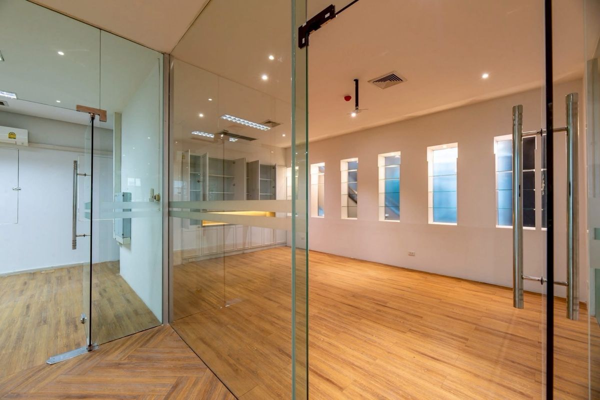 For RentOfficeRamkhamhaeng, Hua Mak : Building 5 floors with an elevator 20 parking spaces, 1,500 square meters of living space. There are 50 parking spaces. The location is located in Sriwara Road, connecting CDC and Ekamai -Ramintra express, suitable for small hospital clinics. Clinic nursi