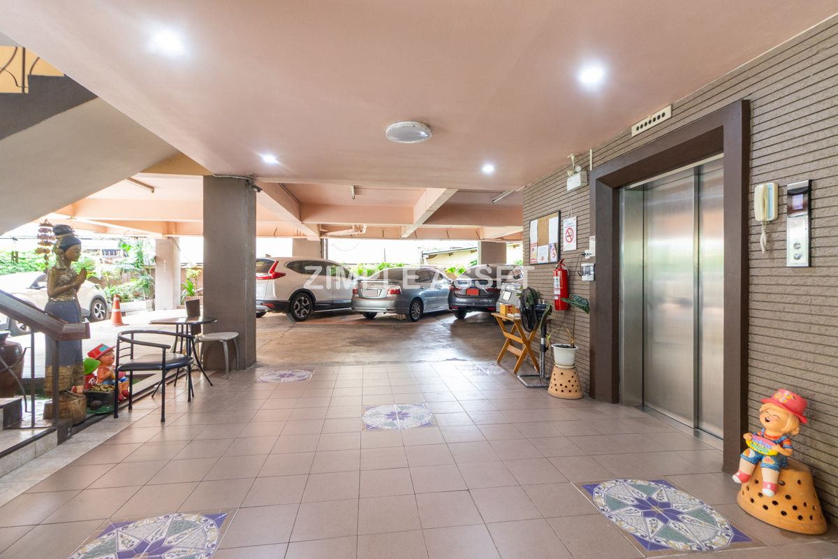 For RentSilom, Saladaeng, Bangrak : Line ID: @zimple_asset Monthly Apartment on Sala Daeng Road. A quiet, private, and secure apartment located in a convenient area. Fully furnished with essential appliances. Short-term rentals are available. *Pet-friendly.