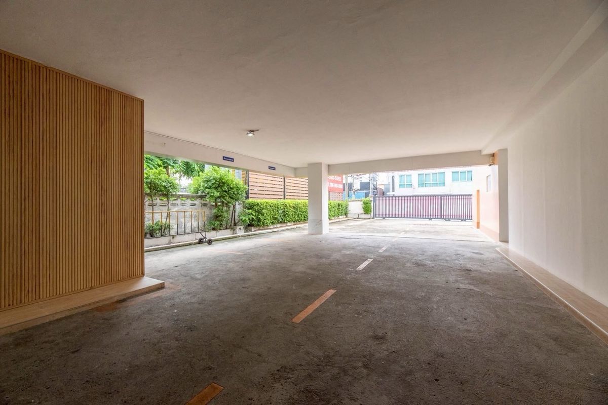 For RentOfficeRamkhamhaeng, Hua Mak : Building 5 floors with an elevator 20 parking spaces, 1,500 square meters of living space. There are 50 parking spaces. The location is located in Sriwara Road, connecting CDC and Ekamai -Ramintra express, suitable for small hospital clinics. Clinic nursi