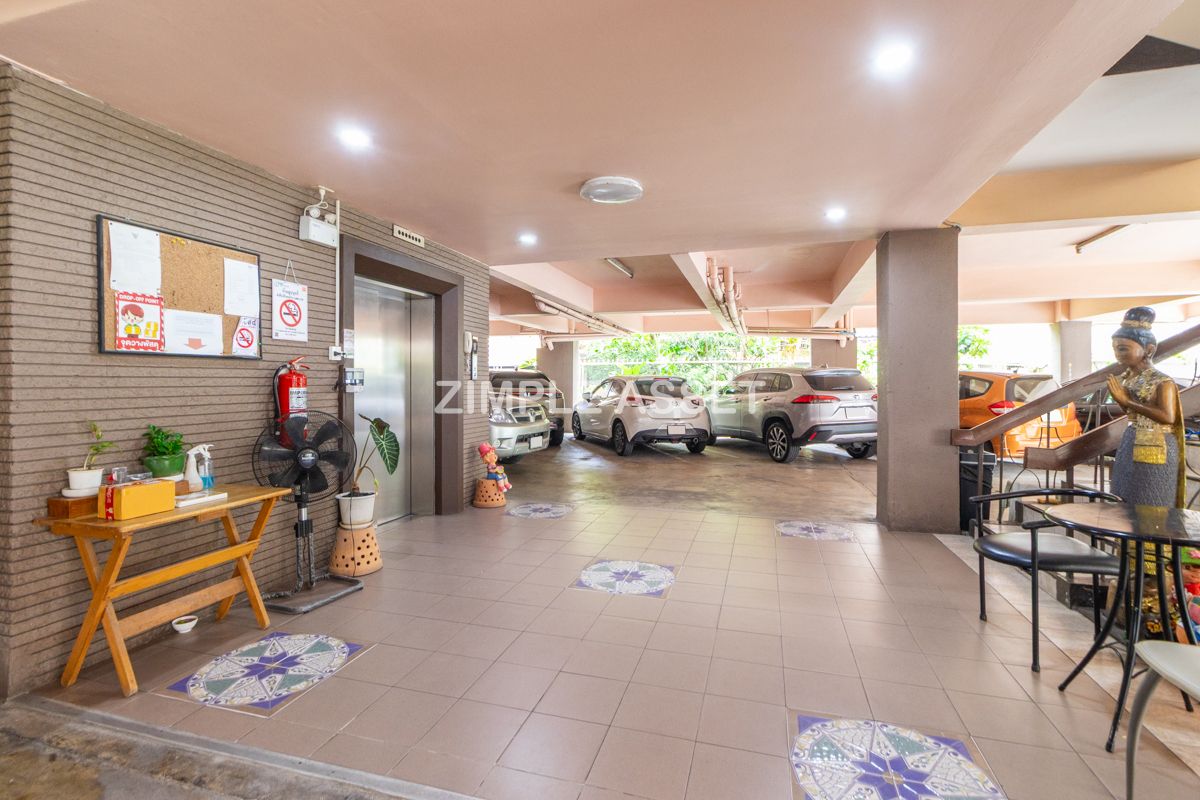 For RentSilom, Saladaeng, Bangrak : Line ID: @zimple_asset Monthly Apartment on Sala Daeng Road. A quiet, private, and secure apartment located in a convenient area. Fully furnished with essential appliances. Short-term rentals are available. *Pet-friendly.