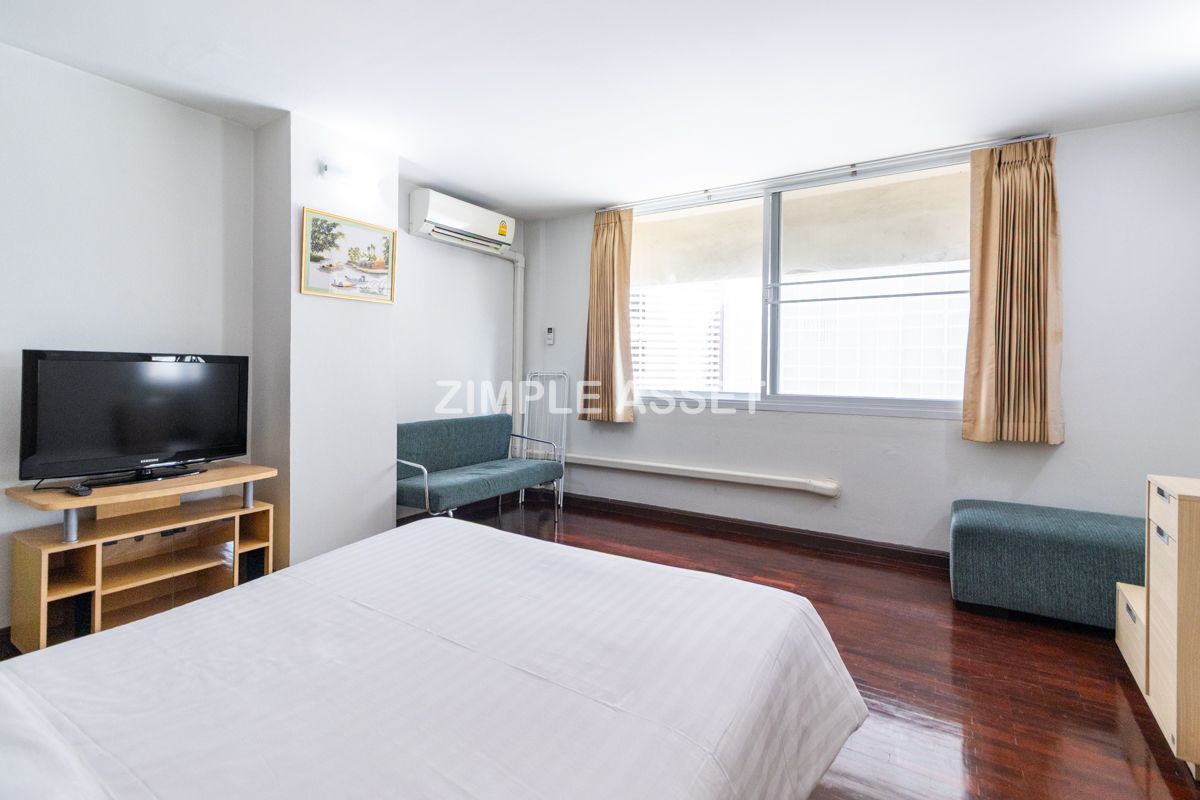 For RentSilom, Saladaeng, Bangrak : Line ID: @zimple_asset Monthly Apartment on Sala Daeng Road. A quiet, private, and secure apartment located in a convenient area. Fully furnished with essential appliances. Short-term rentals are available. *Pet-friendly.