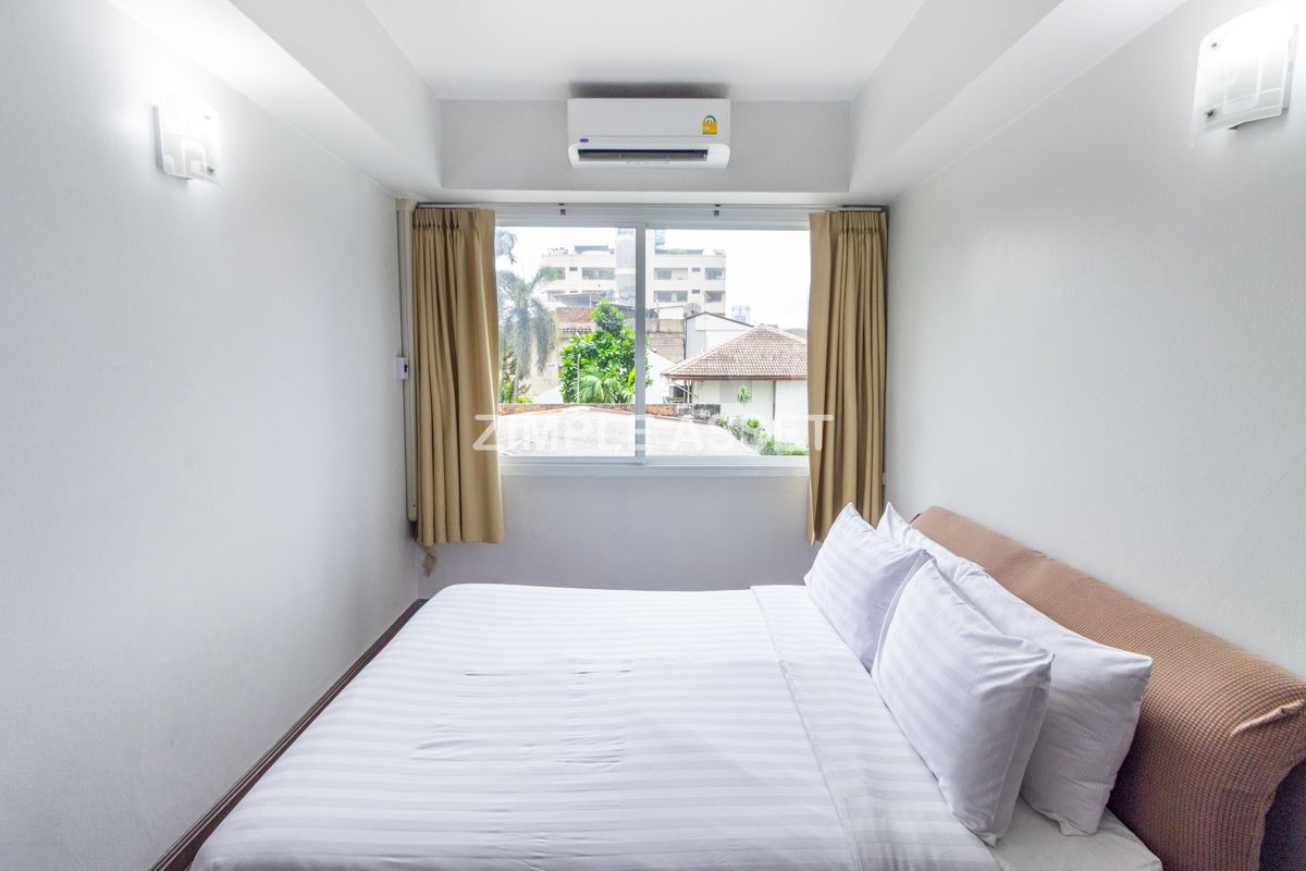 For RentSilom, Saladaeng, Bangrak : Line ID: @zimple_asset Monthly Apartment on Sala Daeng Road. A quiet, private, and secure apartment located in a convenient area. Fully furnished with essential appliances. Short-term rentals are available. *Pet-friendly.