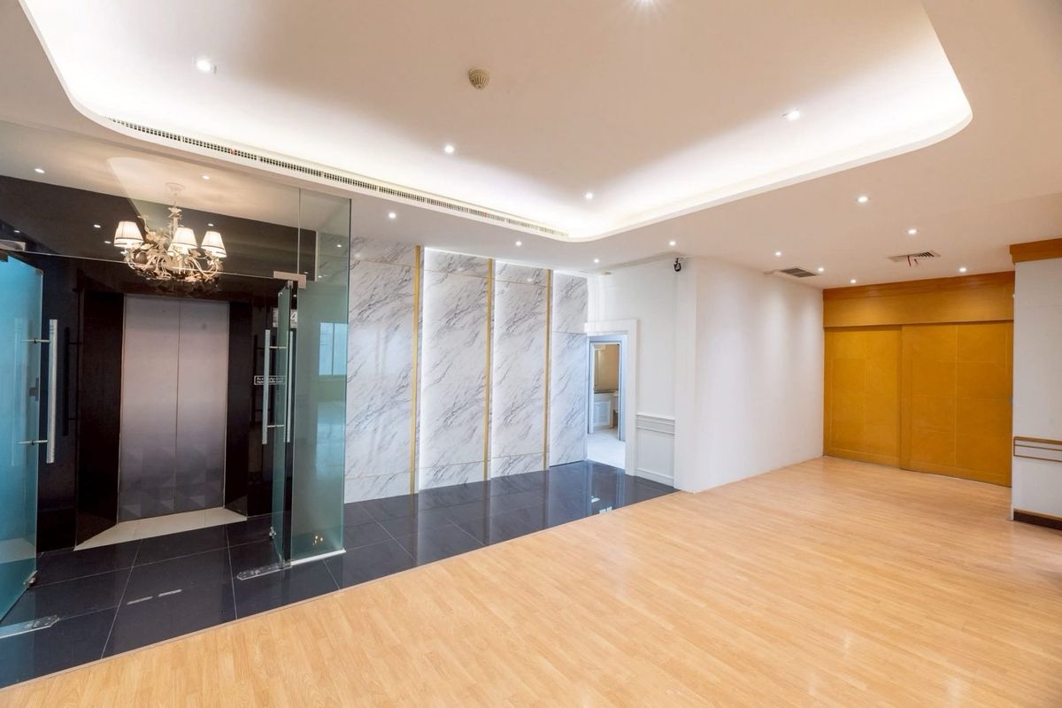 For RentOfficeRamkhamhaeng, Hua Mak : Building 5 floors with an elevator 20 parking spaces, 1,500 square meters of living space. There are 50 parking spaces. The location is located in Sriwara Road, connecting CDC and Ekamai -Ramintra express, suitable for small hospital clinics. Clinic nursi