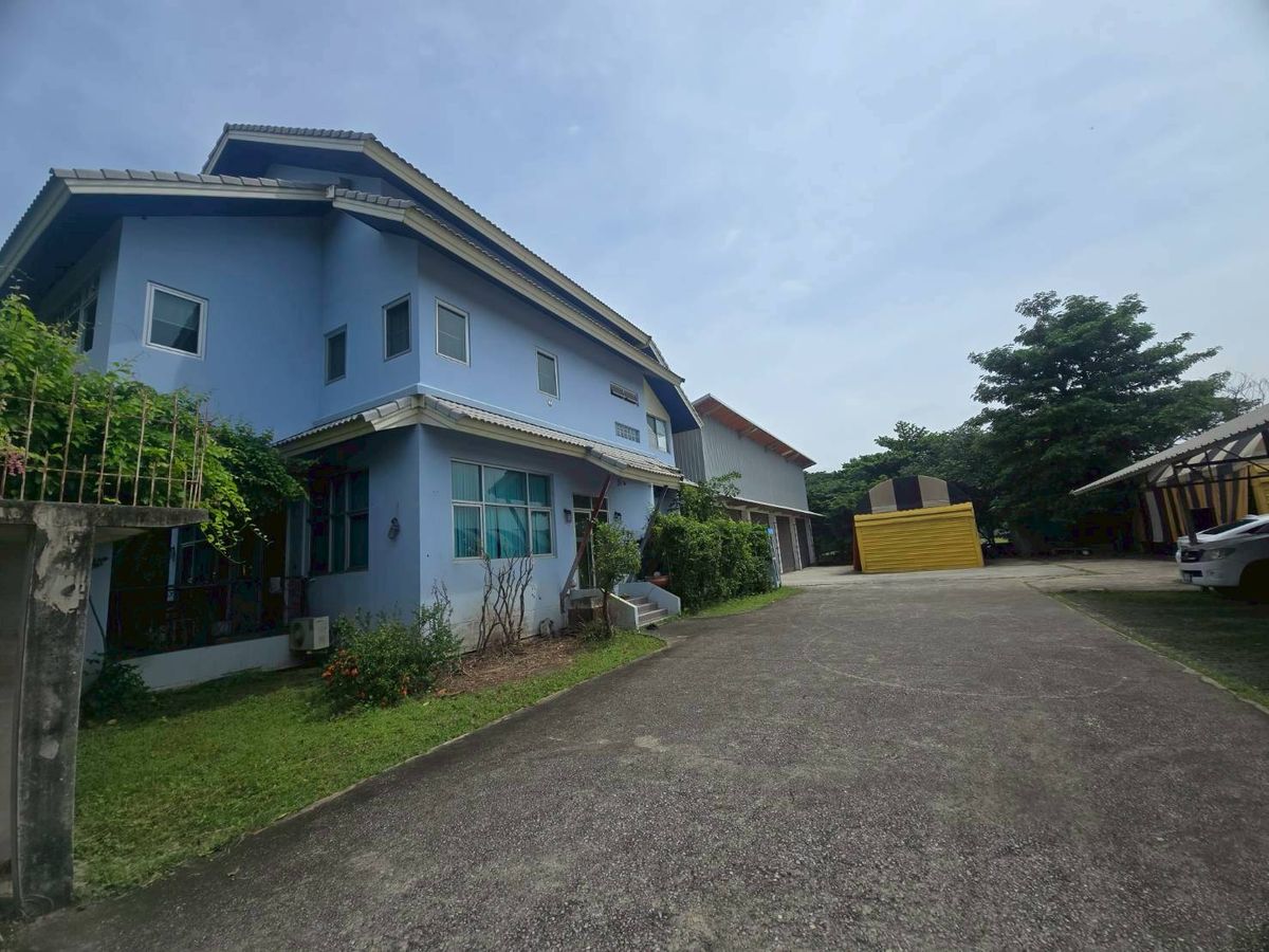For SaleOfficePathum Thani,Rangsit, Thammasat : Sell ​​2 -storey office building with warehouses on the phen Hider golf course, 396 sq.whi, 3 bedrooms, 3 bathrooms.