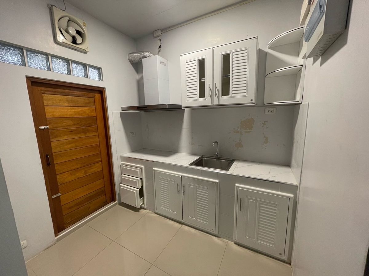 For RentTownhomeEakachai, Bang Bon : Rent a townhouse Baan Klang Mueang Sathorn-Taksin 2 in Talat Phlu, Thonburi, near BTS Wutthakat