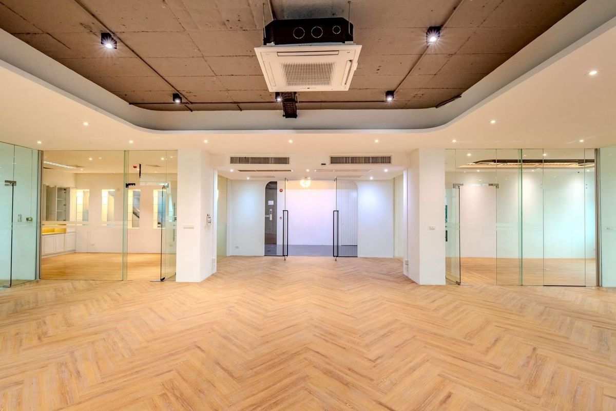 For RentOfficeRamkhamhaeng, Hua Mak : Building 5 floors with an elevator 20 parking spaces, 1,500 square meters of living space. There are 50 parking spaces. The location is located in Sriwara Road, connecting CDC and Ekamai -Ramintra express, suitable for small hospital clinics. Clinic nursi