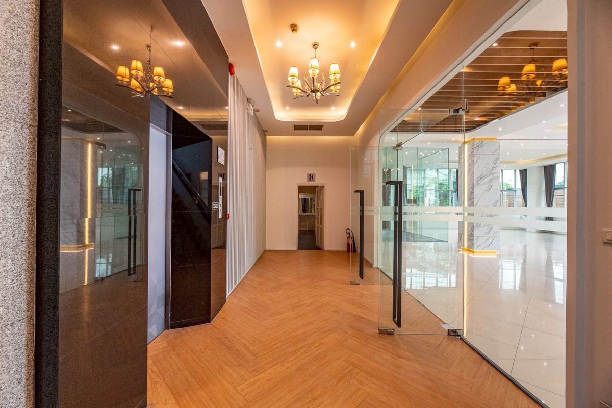 For RentOfficeRamkhamhaeng, Hua Mak : Building 5 floors with an elevator 20 parking spaces, 1,500 square meters of living space. There are 50 parking spaces. The location is located in Sriwara Road, connecting CDC and Ekamai -Ramintra express, suitable for small hospital clinics. Clinic nursi