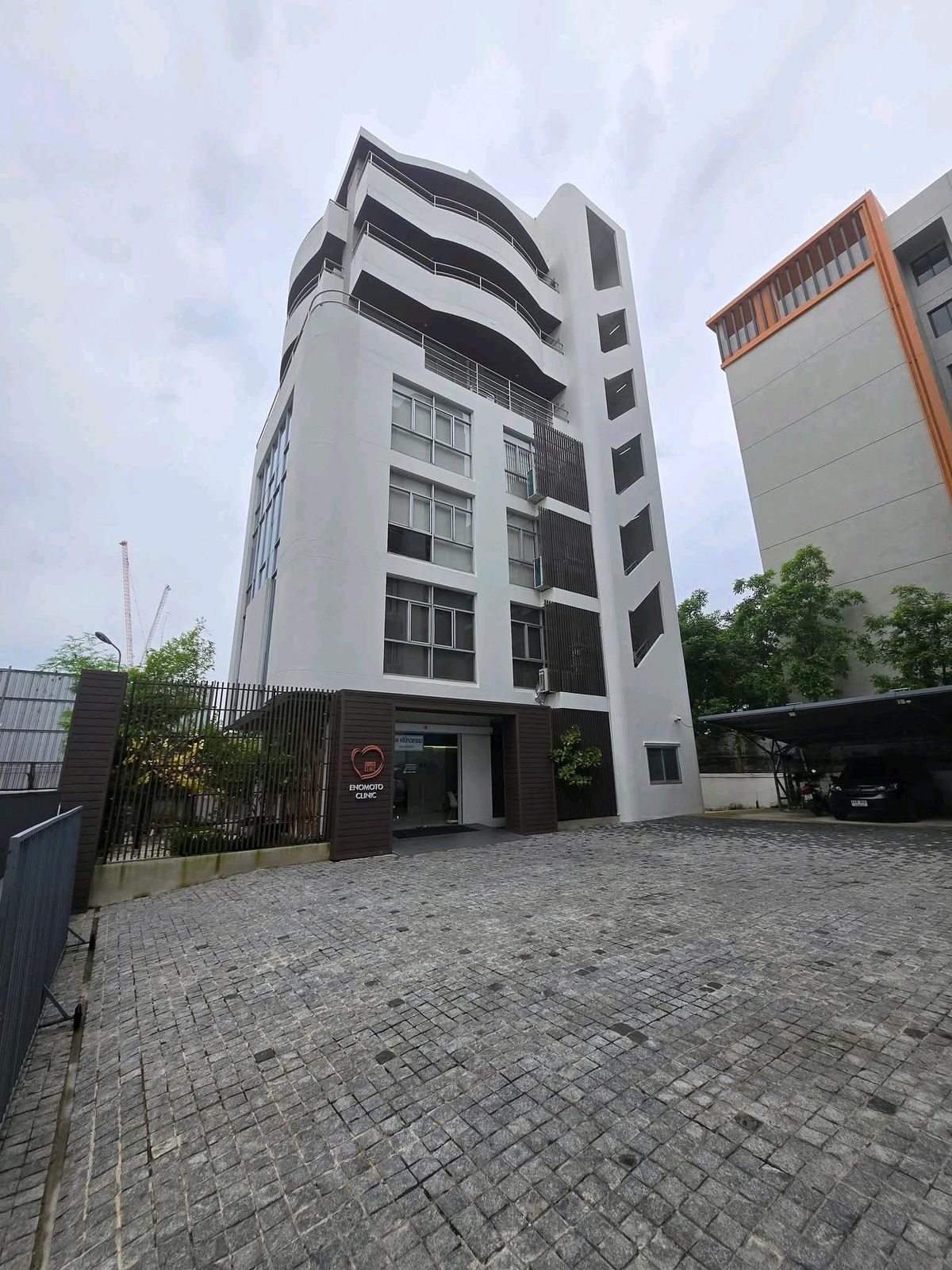 For RentOfficePattanakan, Srinakarin : 🏢 8-Storey Office Building with Rooftop for Rent | Elevator Included | 14 On-site Parking Spaces
