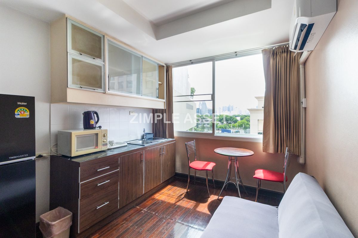 For RentSilom, Saladaeng, Bangrak : Line ID: @zimple_asset Monthly Apartment on Sala Daeng Road. A quiet, private, and secure apartment located in a convenient area. Fully furnished with essential appliances. Short-term rentals are available. *Pet-friendly.