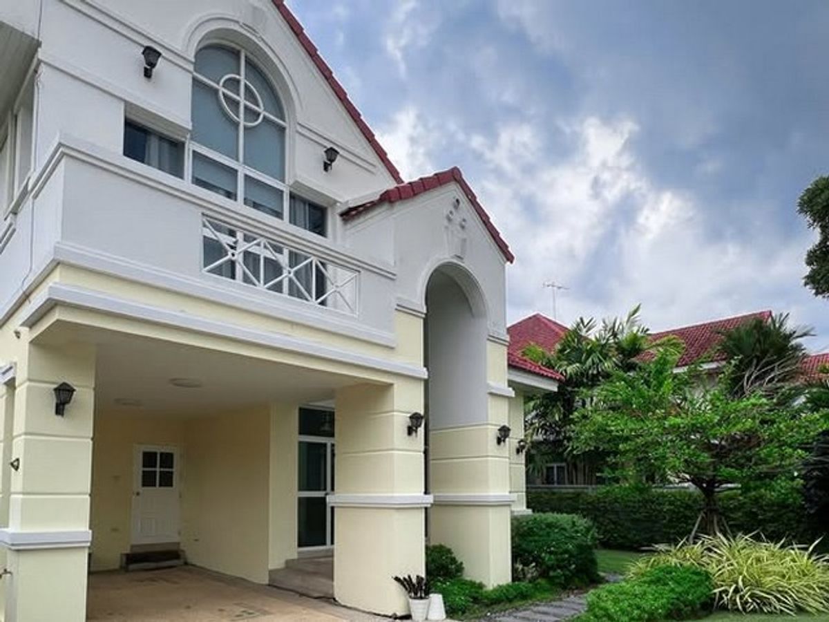 For RentHouseLadkrabang, Suwannaphum Airport : HR2667 Sell and rent a detached house, Barameth Village Chalermprakiet 62, convenient to travel, good location near Suan Luang Rama 9