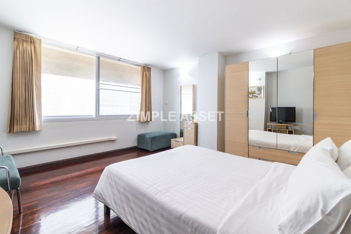 For RentSilom, Saladaeng, Bangrak : Line ID: @zimple_asset Monthly Apartment on Sala Daeng Road. A quiet, private, and secure apartment located in a convenient area. Fully furnished with essential appliances. Short-term rentals are available. *Pet-friendly.