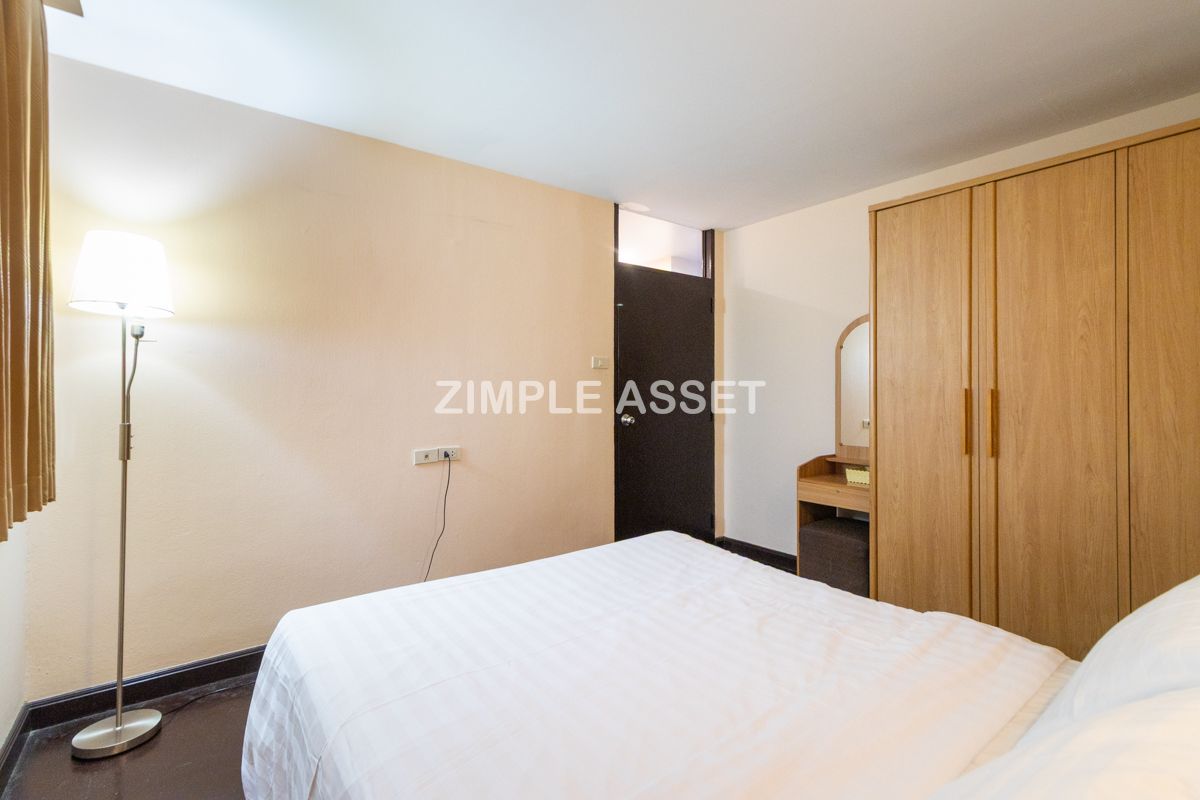 For RentSilom, Saladaeng, Bangrak : Line ID: @zimple_asset Monthly Apartment on Sala Daeng Road. A quiet, private, and secure apartment located in a convenient area. Fully furnished with essential appliances. Short-term rentals are available. *Pet-friendly.