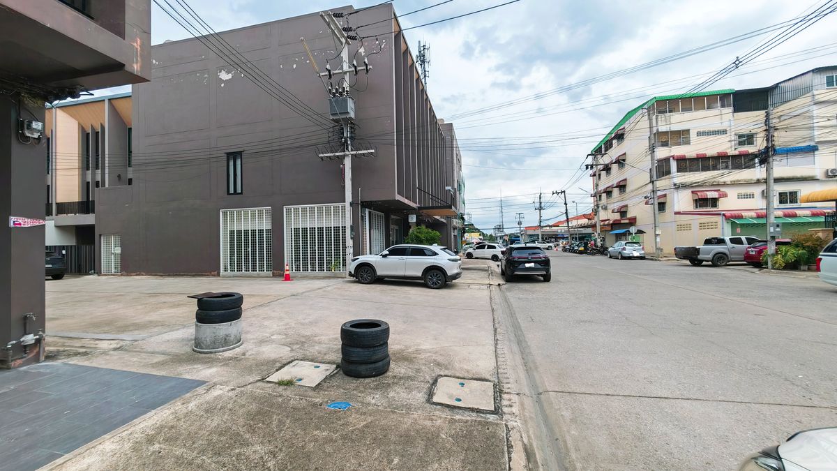 For SaleTownhomeNakhon Pathom : 📢sale Eric Town Army 🏘️ Premium Townhome, beautiful house in the center of the city, but a limited amount! Dont let this opportunity come off your hands. Because peace is waiting for you here!