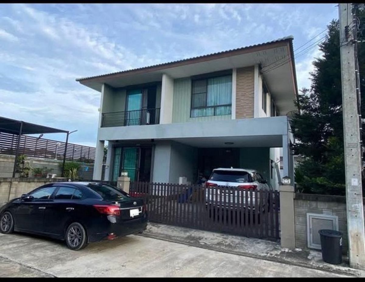 For RentHouseLadkrabang, Suwannaphum Airport : HR2669 House for rent Golden Village Project Bang Na-Kingkaew Complete furniture, convenient to travel