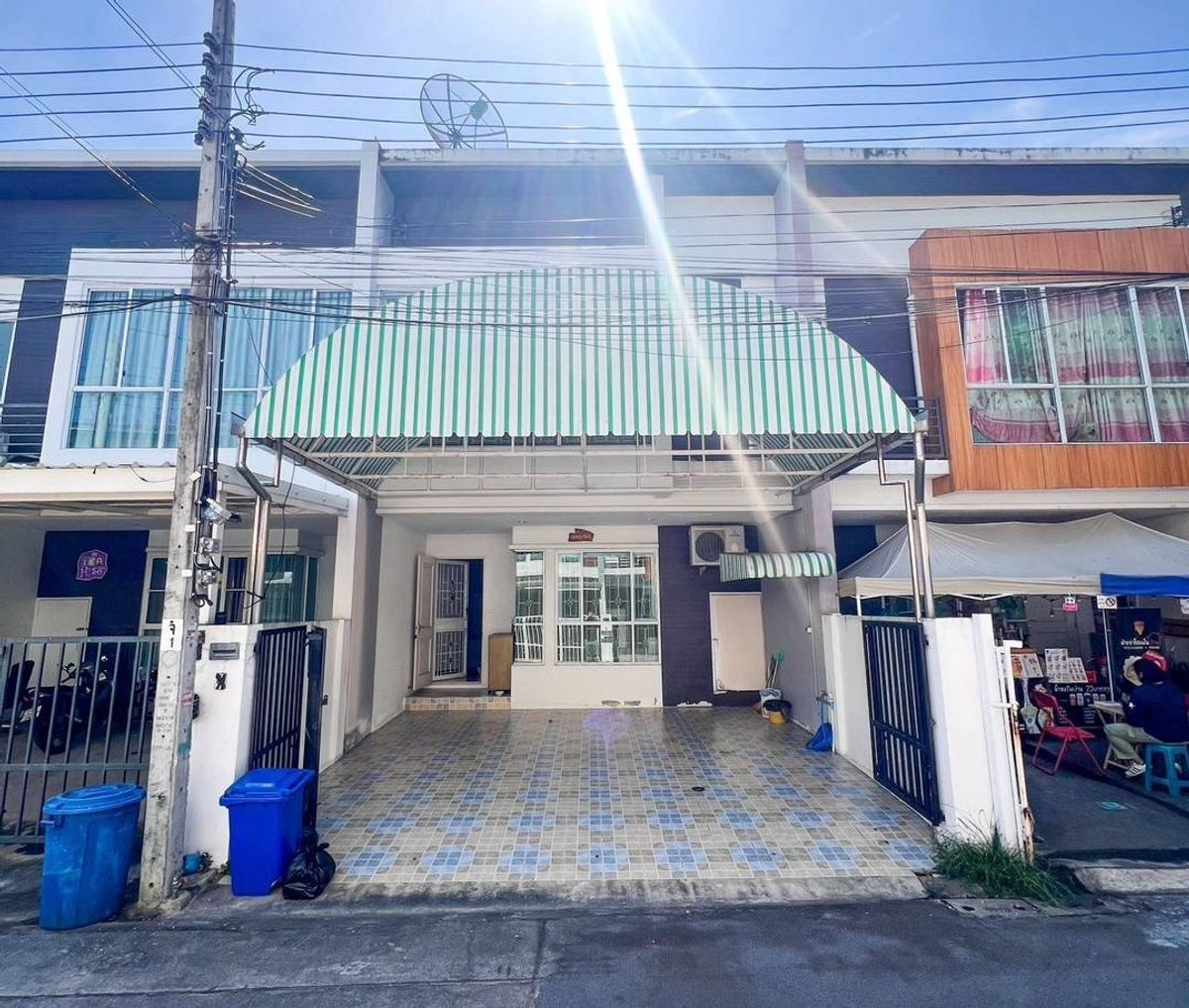 For SaleTownhomeLadprao101, Happy Land, The Mall Bang Kapi : Free transfer fee until the end of the year 68 ⭐ Sell Townhouse in Lat Phrao area Cheaper than always A lot of good quality usage near the yellow electric train at the In House Village, Lat Phrao 83, near the Lat Phrao 83 BTS station, only 750 meters!
