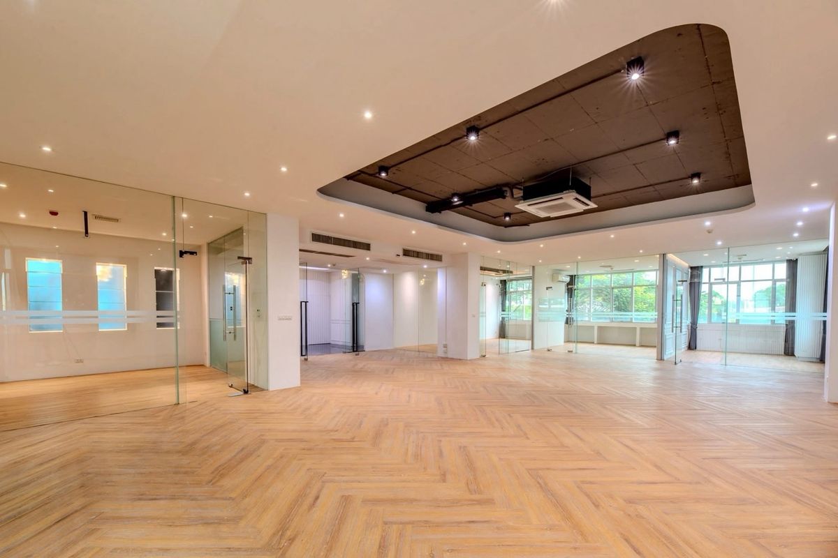 For RentOfficeRamkhamhaeng, Hua Mak : Building 5 floors with an elevator 20 parking spaces, 1,500 square meters of living space. There are 50 parking spaces. The location is located in Sriwara Road, connecting CDC and Ekamai -Ramintra express, suitable for small hospital clinics. Clinic nursi