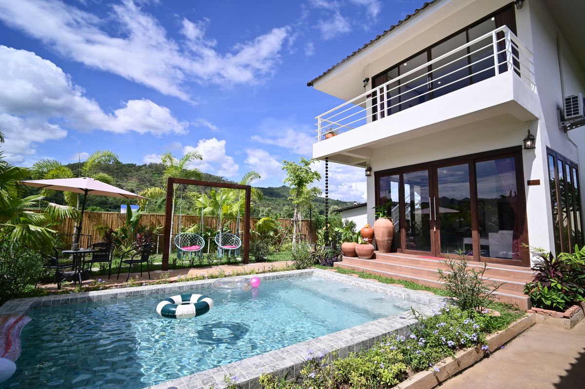 For SaleKanchanaburi : Selling holiday homes, mountain views With a swimming pool in Kan