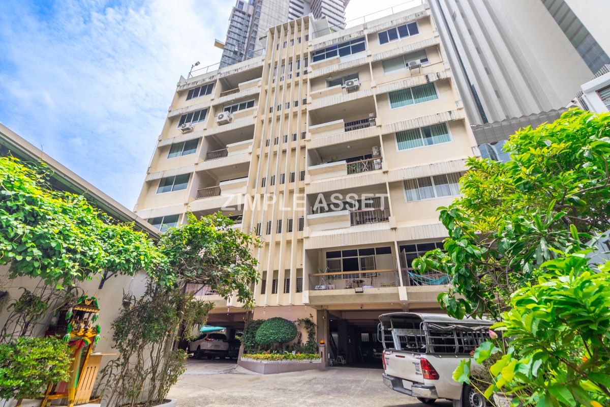 For RentSilom, Saladaeng, Bangrak : Line ID: @zimple_asset Monthly Apartment on Sala Daeng Road. A quiet, private, and secure apartment located in a convenient area. Fully furnished with essential appliances. Short-term rentals are available. *Pet-friendly.
