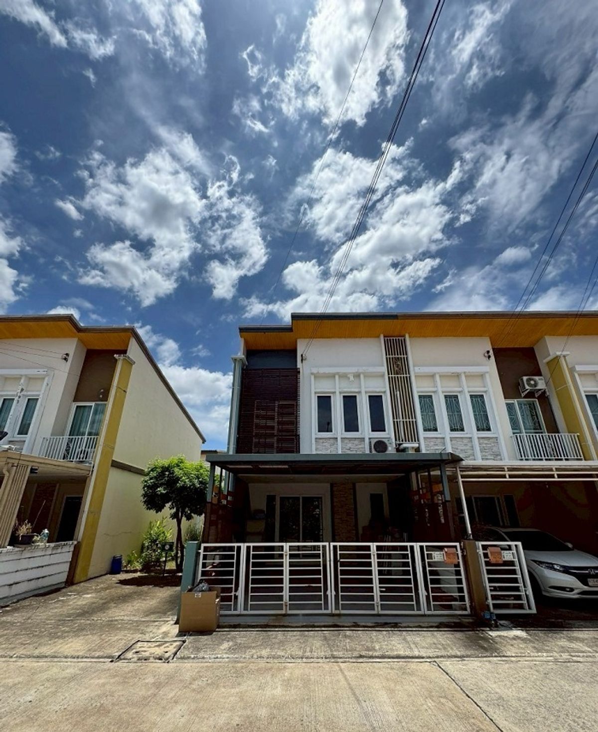 For SaleTownhomeNawamin, Ramindra : Sell ​​Townhome behind the Golden Town Project Golden Town Watcharapol - Sukhaphiban 5, Sai Mai, Bangkok.