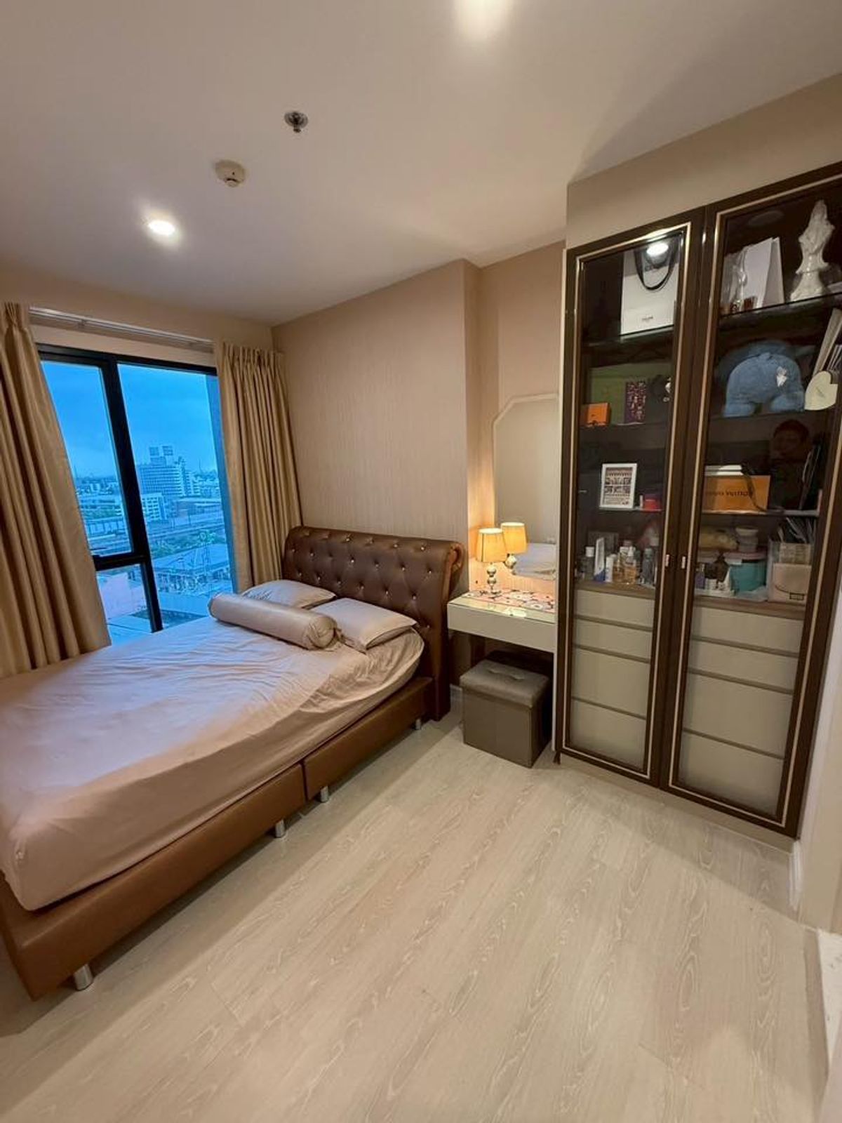 For SaleCondoRama9, Petchburi, RCA : Free transfer! ⭐ Selling condo in Thonglor area! Beautiful room, good atmosphere, cool breeze, beautiful view, feng shui, perfect travel, convenient, built-in furniture with complete electrical appliances With special privileges for free of ownership tran