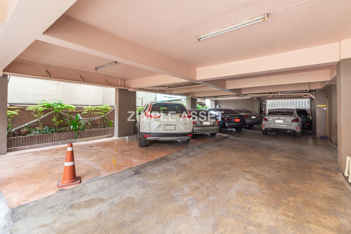 For RentSilom, Saladaeng, Bangrak : Line ID: @zimple_asset Monthly Apartment on Sala Daeng Road. A quiet, private, and secure apartment located in a convenient area. Fully furnished with essential appliances. Short-term rentals are available. *Pet-friendly.