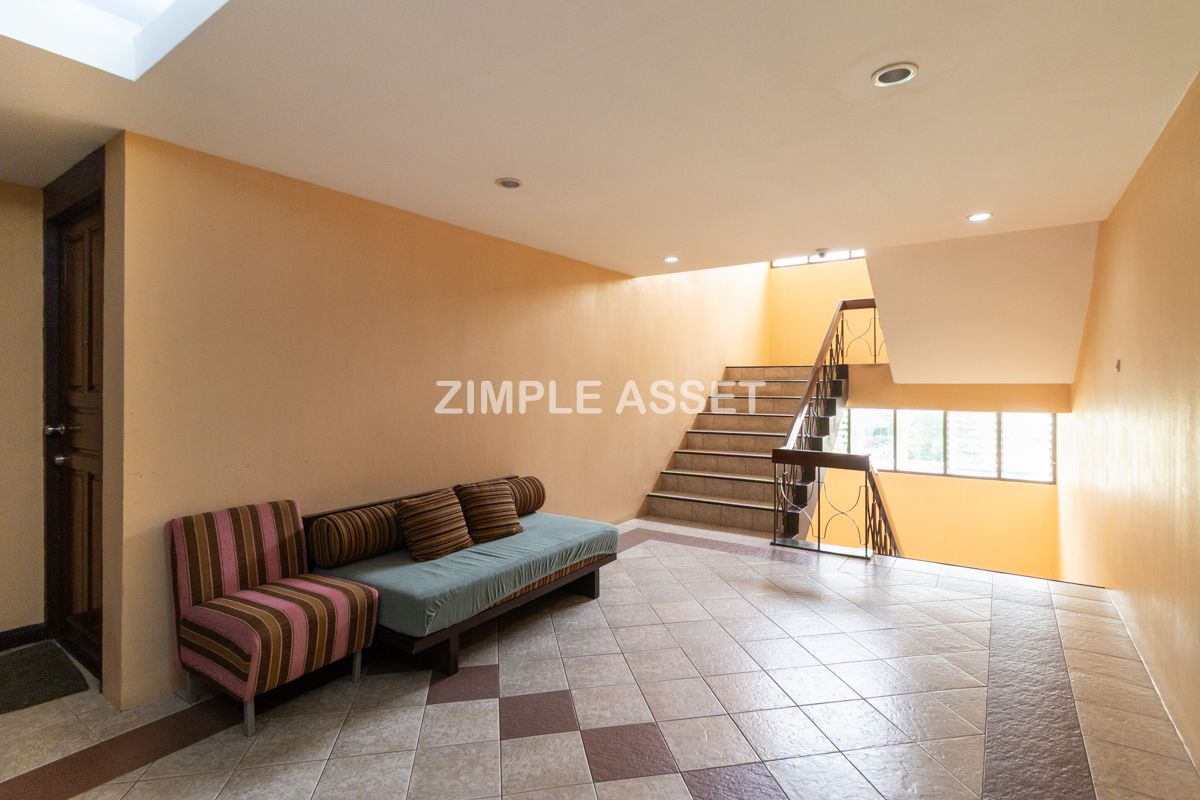 For RentSilom, Saladaeng, Bangrak : Line ID: @zimple_asset Monthly Apartment on Sala Daeng Road. A quiet, private, and secure apartment located in a convenient area. Fully furnished with essential appliances. Short-term rentals are available. *Pet-friendly.