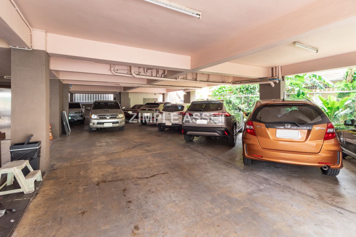 For RentSilom, Saladaeng, Bangrak : Line ID: @zimple_asset Monthly Apartment on Sala Daeng Road. A quiet, private, and secure apartment located in a convenient area. Fully furnished with essential appliances. Short-term rentals are available. *Pet-friendly.