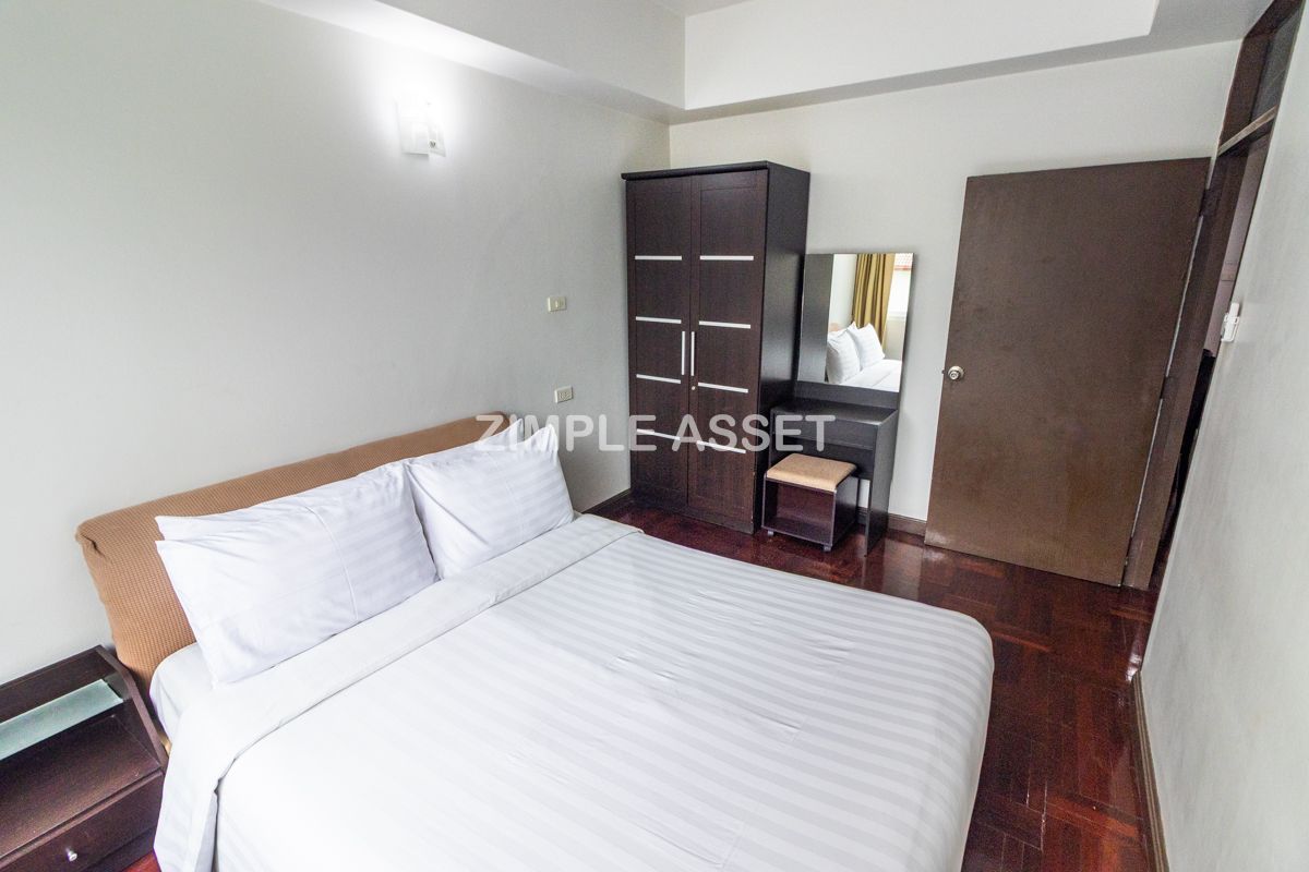 For RentSilom, Saladaeng, Bangrak : Line ID: @zimple_asset Monthly Apartment on Sala Daeng Road. A quiet, private, and secure apartment located in a convenient area. Fully furnished with essential appliances. Short-term rentals are available. *Pet-friendly.