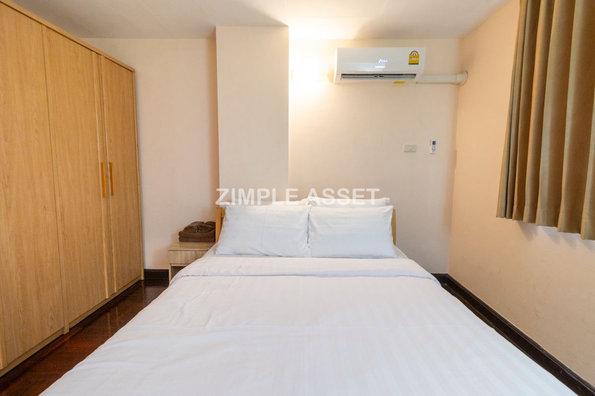 For RentSilom, Saladaeng, Bangrak : Line ID: @zimple_asset Monthly Apartment on Sala Daeng Road. A quiet, private, and secure apartment located in a convenient area. Fully furnished with essential appliances. Short-term rentals are available. *Pet-friendly.