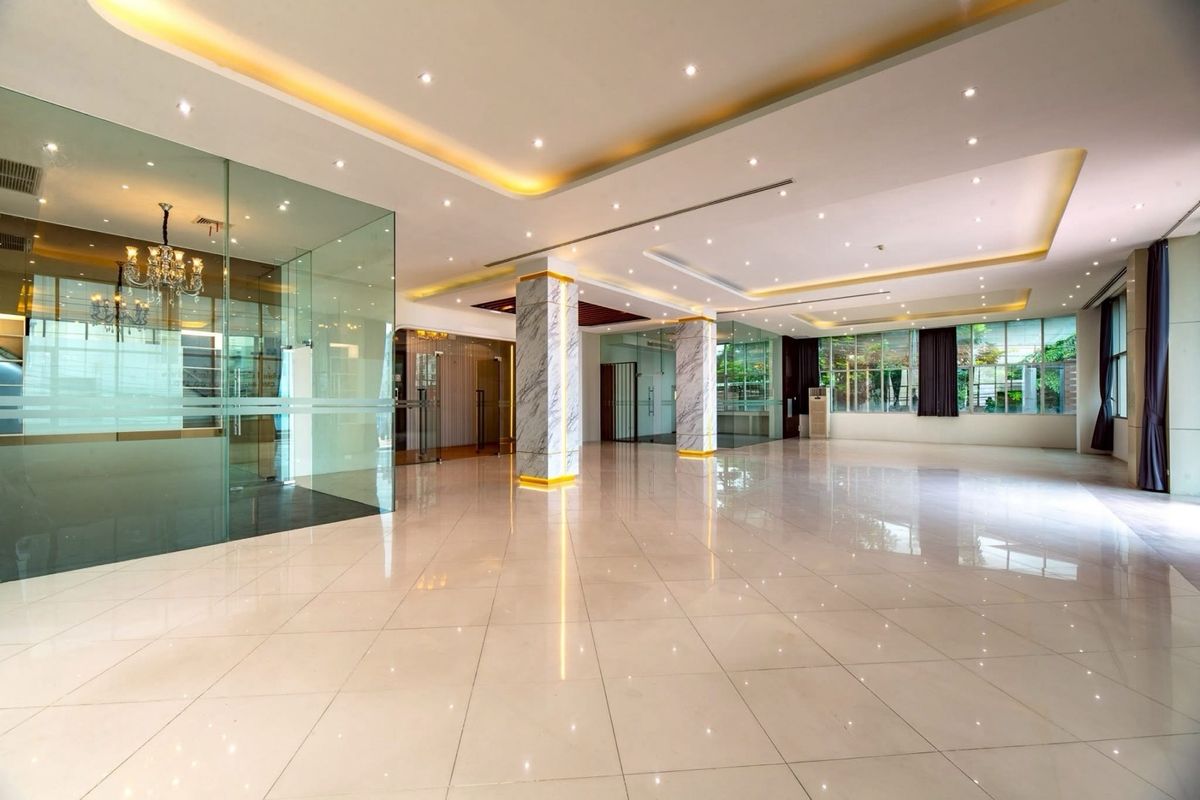For RentOfficeRamkhamhaeng, Hua Mak : Building 5 floors with an elevator 20 parking spaces, 1,500 square meters of living space. There are 50 parking spaces. The location is located in Sriwara Road, connecting CDC and Ekamai -Ramintra express, suitable for small hospital clinics. Clinic nursi