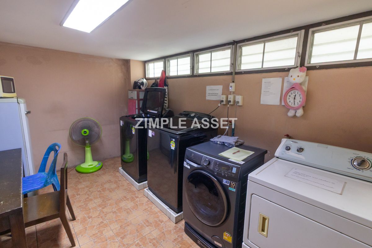 For RentSilom, Saladaeng, Bangrak : Line ID: @zimple_asset Monthly Apartment on Sala Daeng Road. A quiet, private, and secure apartment located in a convenient area. Fully furnished with essential appliances. Short-term rentals are available. *Pet-friendly.