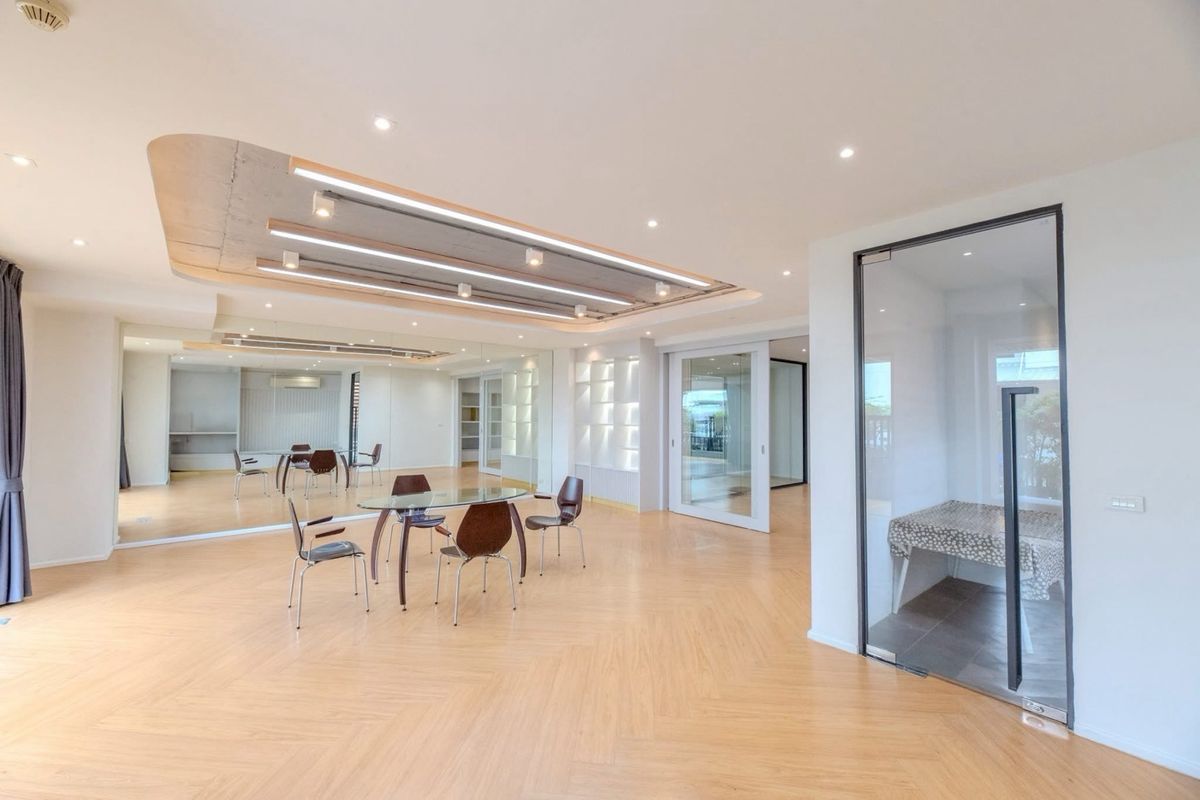 For RentOfficeRamkhamhaeng, Hua Mak : Building 5 floors with an elevator 20 parking spaces, 1,500 square meters of living space. There are 50 parking spaces. The location is located in Sriwara Road, connecting CDC and Ekamai -Ramintra express, suitable for small hospital clinics. Clinic nursi