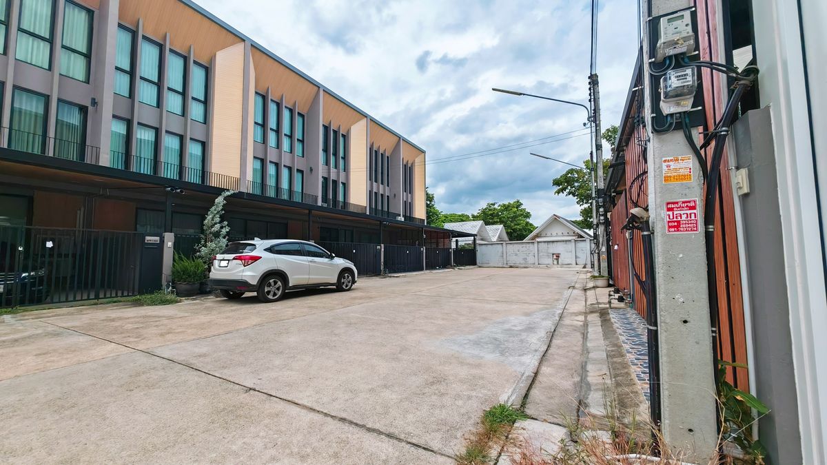 For SaleTownhomeNakhon Pathom : 📢sale Eric Town Army 🏘️ Premium Townhome, beautiful house in the center of the city, but a limited amount! Dont let this opportunity come off your hands. Because peace is waiting for you here!