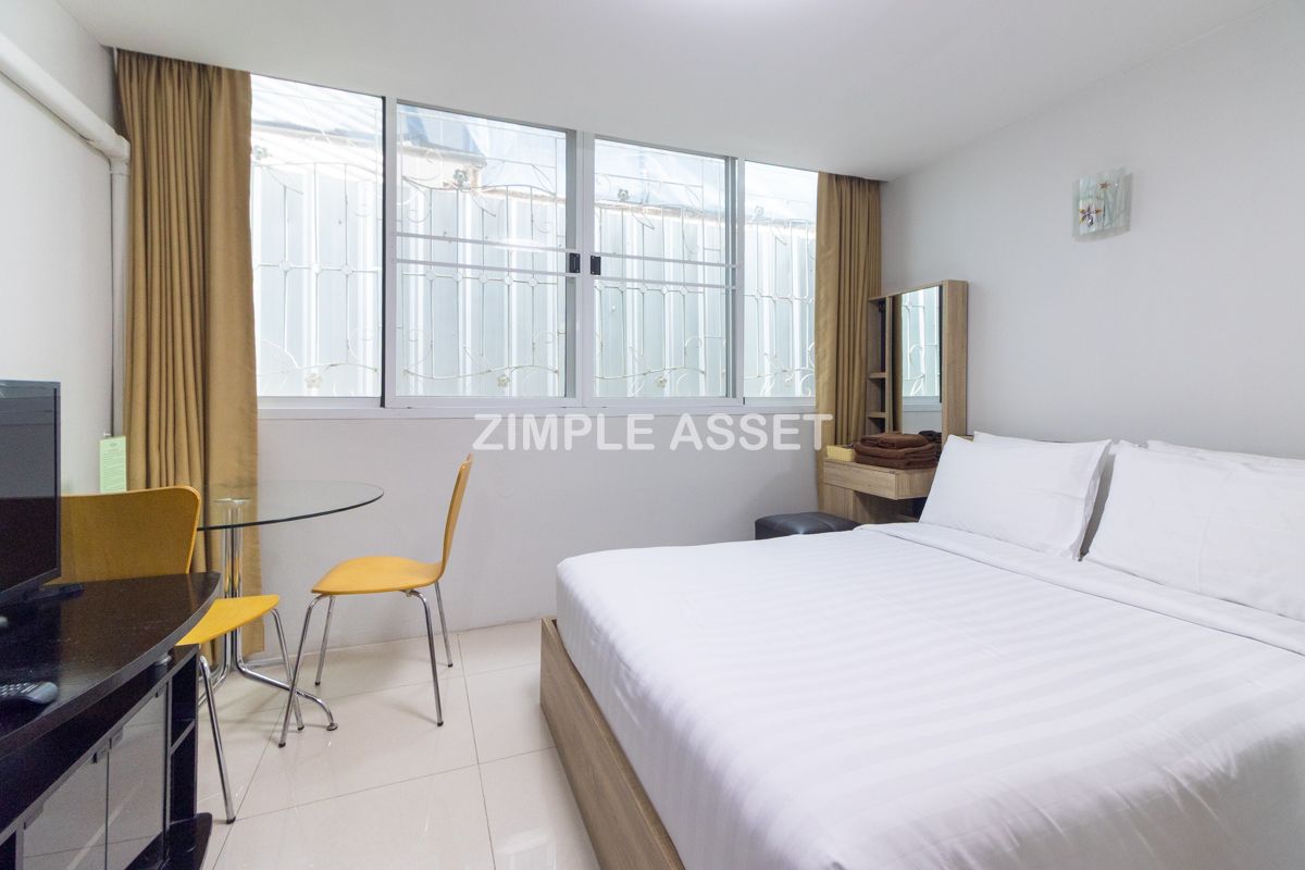 For RentSilom, Saladaeng, Bangrak : Line ID: @zimple_asset Monthly Apartment on Sala Daeng Road. A quiet, private, and secure apartment located in a convenient area. Fully furnished with essential appliances. Short-term rentals are available. *Pet-friendly.