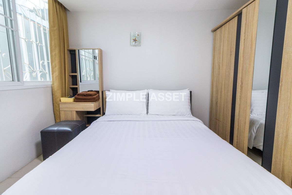 For RentSilom, Saladaeng, Bangrak : Line ID: @zimple_asset Monthly Apartment on Sala Daeng Road. A quiet, private, and secure apartment located in a convenient area. Fully furnished with essential appliances. Short-term rentals are available. *Pet-friendly.