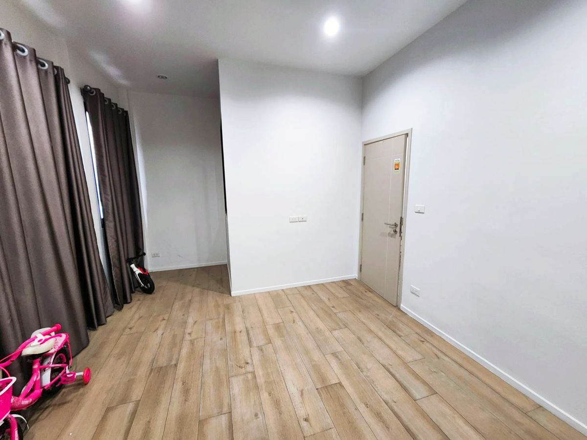 ขายทาวน์โฮมนครปฐม : 📢Sale เอริชทาวน์ ทหารบก 🏘️พรีเมี่ยม ทาวน์โฮม บ้านสวย ใจกลางเมือง แต่จำนวนจำกัด! อย่าปล่อยให้โอกาสนี้หลุดมือไป เพราะความสงบสุขรอคุณอยู่ที่นี่!