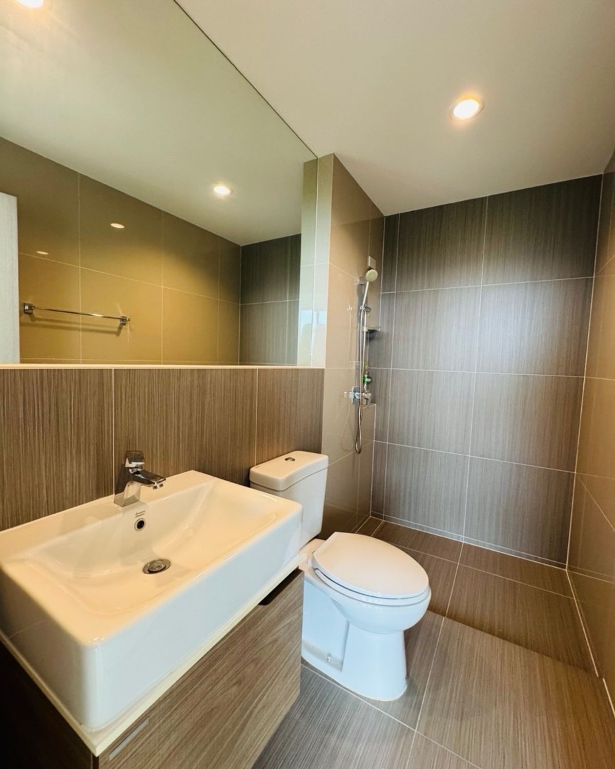 For SaleTownhomePattanakan, Srinakarin : Quick sale Nirvana Define Srinagarindra-Rama9 Neva Dine Srinakarin-Rama 9, a SPACE town townhome, Define230 (Type C) 3.5 layers, emphasizing the open double volume space, converting the front of the club house. The front view of the house does not collide