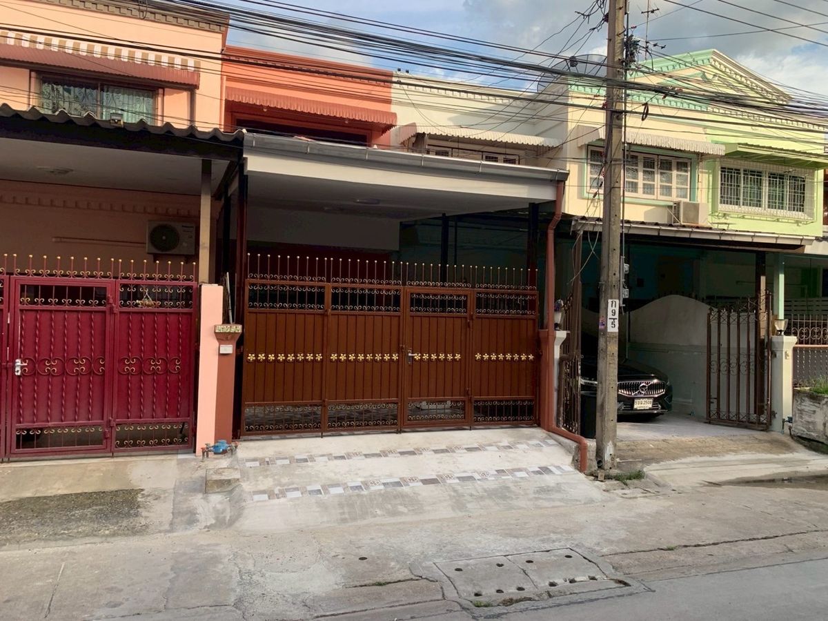 For RentTownhomeOnnut, Udomsuk : 2 -story townhouse for rent, only 600 meters. Sukhumvit 81 Road, near BTS On Nut, size 25 sq.wa 2 bedrooms 2 bathrooms, ready to rent 25,000 / month. Interested 097 - 465 5644 TC Home