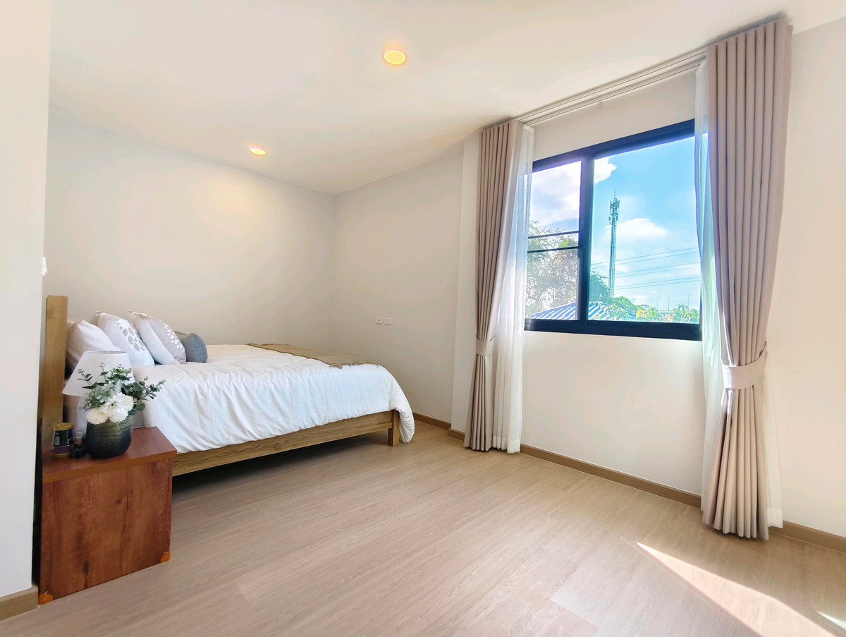 ขายบ้านปิ่นเกล้า จรัญสนิทวงศ์ : 🏡ขายบ้านแฝดทรงกล่อง สวยคลาสิค มือหนึ่ง ราชพฤกษ์–สวนผัก 🚆 ใกล้รถไฟฟ้าสายสีแดง (ตลิ่งชัน) แค่ 400 ม. ใกล้ทางด่วนศรีรัช ไม่ต้องเสียค่าส่วนกลาง  