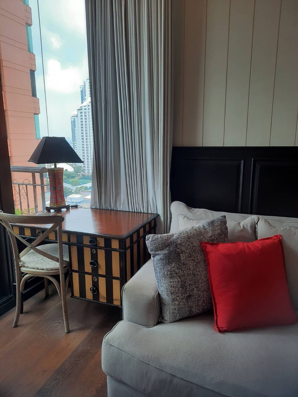 For SaleCondoSukhumvit, Asoke, Thonglor : URGENT SALE !!!  ' Earthquake Repair Done-River View Living Room, Pet-Friendly Condo
