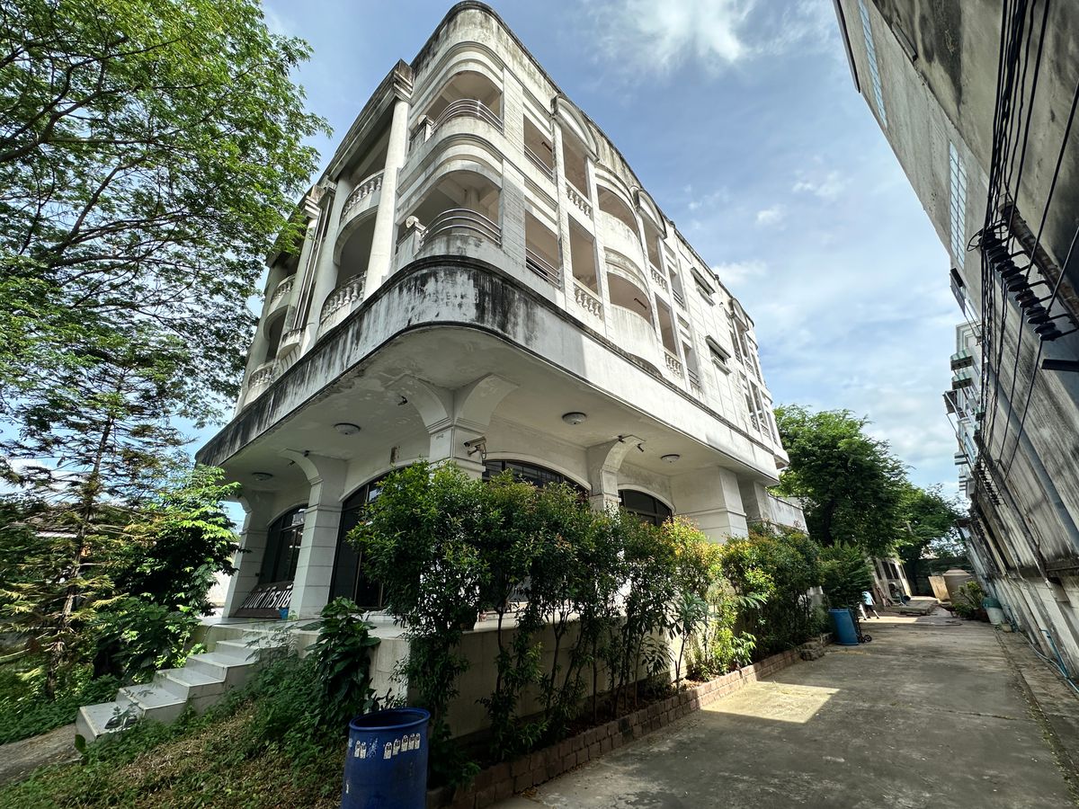 For SaleLandPattanakan, Srinakarin : SB070025 Land for sale with building and warehouse 1 rai 2 ngan, Srinakarin, On Nut area, near MRT Yellow Line, Kelantan Station