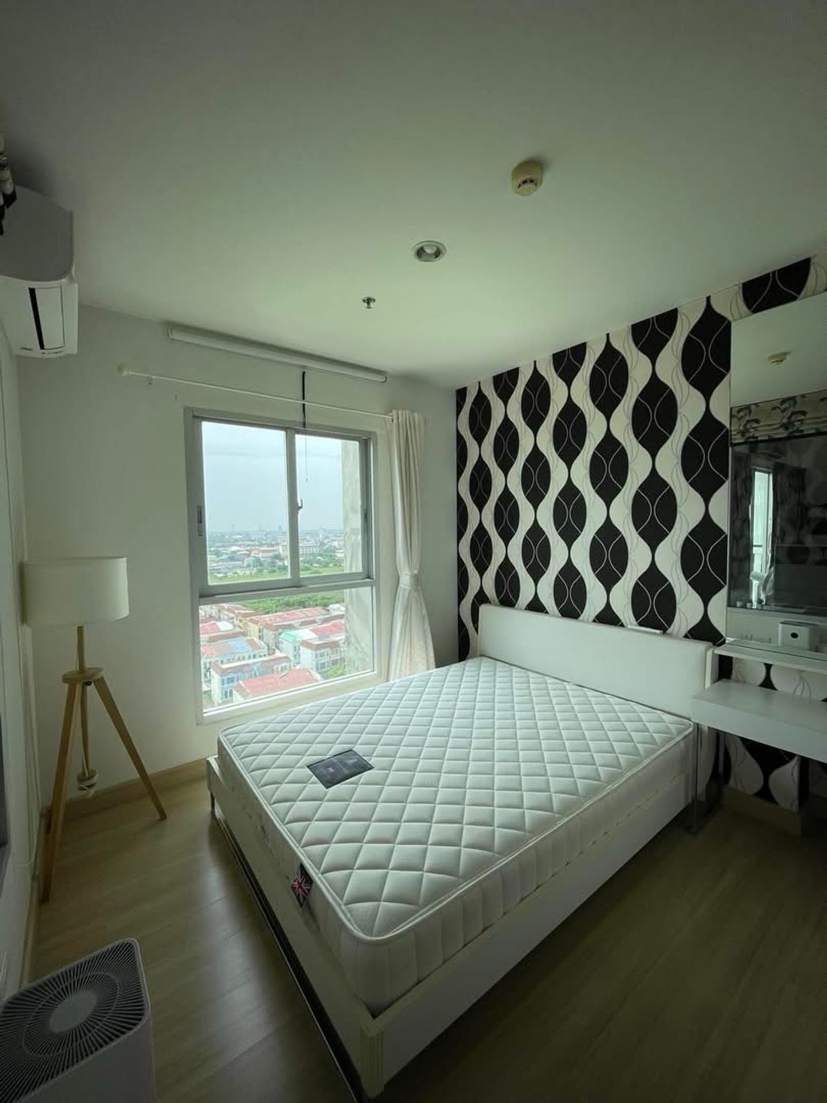 For RentCondoBangna, Bearing, Lasalle : Rent The Parkland Srinakarin Lakeside (The Parkland Srinakarin Lake Side)  🛏️ 1 bedroom 🛁 1 bathroom 🛋️ 1 living room size 36 sqm. Building 1, 19th floor 🌅 Muang view ✨ Price 9,500 baht ✨
