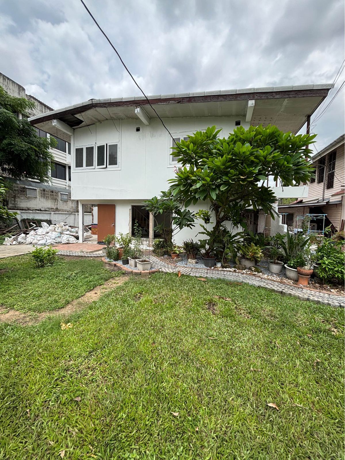 For RentHouseSukhumvit, Asoke, Thonglor : ** LM000683 ** ** House for rent with Ekamai Central Land Suitable for renovations, doing business, Wellness, Clinic, Spa, Dining or Pet Hotel **