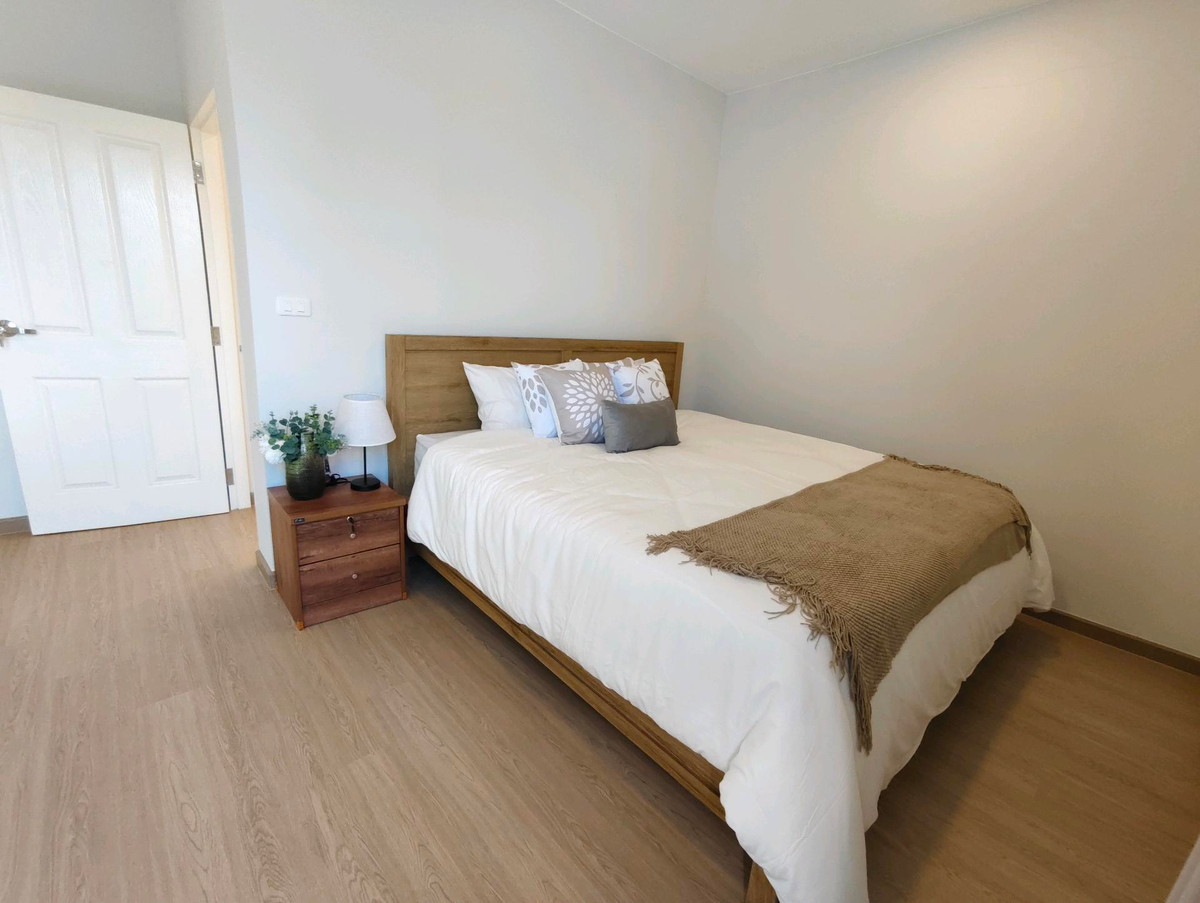 ขายบ้านปิ่นเกล้า จรัญสนิทวงศ์ : 🏡ขายบ้านแฝดทรงกล่อง สวยคลาสิค มือหนึ่ง ราชพฤกษ์–สวนผัก 🚆 ใกล้รถไฟฟ้าสายสีแดง (ตลิ่งชัน) แค่ 400 ม. ใกล้ทางด่วนศรีรัช ไม่ต้องเสียค่าส่วนกลาง  