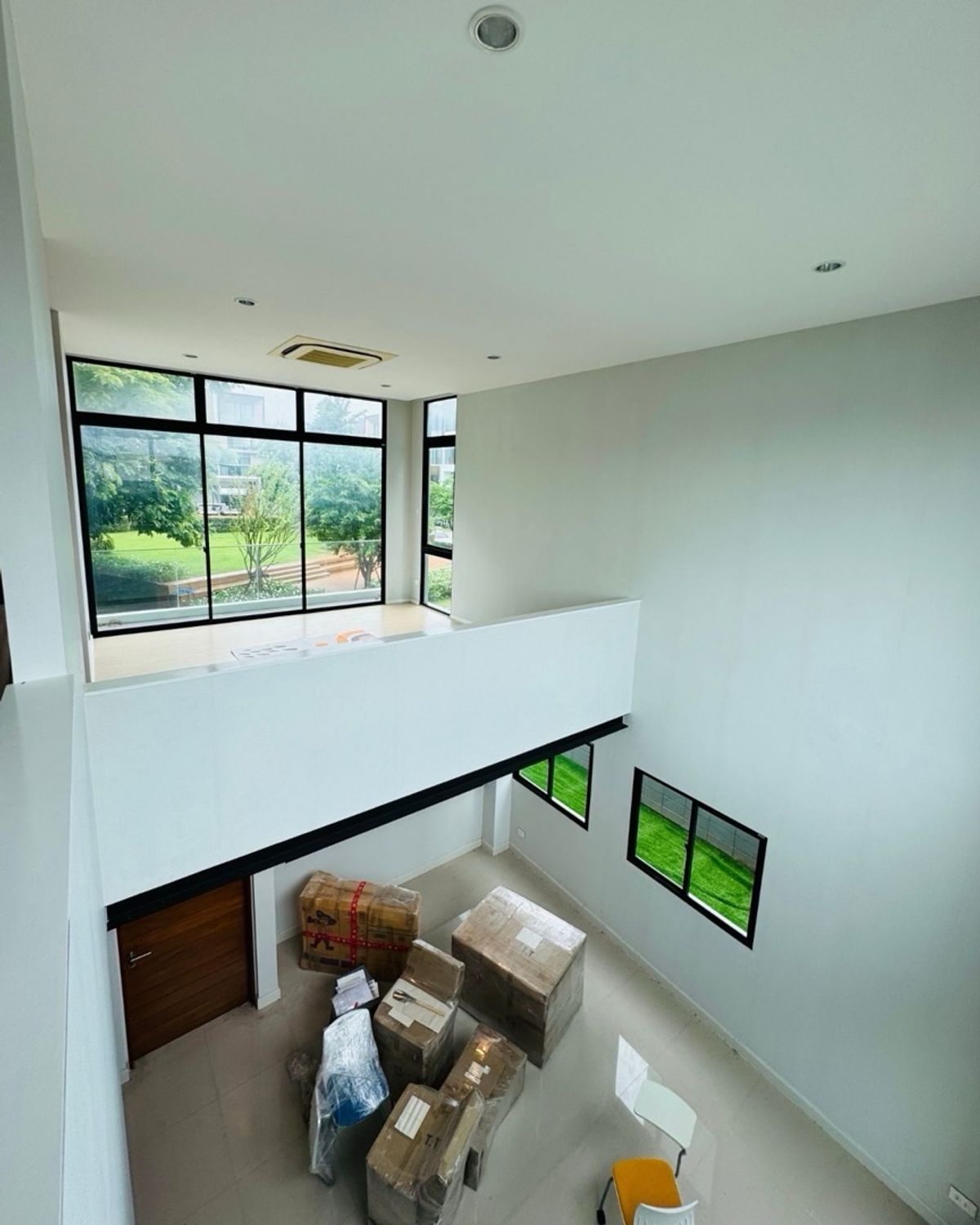 For SaleTownhomePattanakan, Srinakarin : Quick sale Nirvana Define Srinagarindra-Rama9 Neva Dine Srinakarin-Rama 9, a SPACE town townhome, Define230 (Type C) 3.5 layers, emphasizing the open double volume space, converting the front of the club house. The front view of the house does not collide