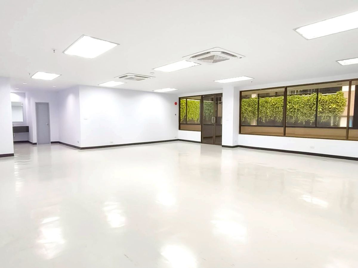 For RentOfficeSukhumvit, Asoke, Thonglor : Rent office building in the heart of the city Office of Asoke, Sukhumvit 21, convenient near the train