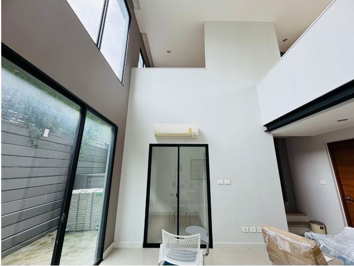 For SaleTownhomePattanakan, Srinakarin : Quick sale Nirvana Define Srinagarindra-Rama9 Neva Dine Srinakarin-Rama 9, a SPACE town townhome, Define230 (Type C) 3.5 layers, emphasizing the open double volume space, converting the front of the club house. The front view of the house does not collide