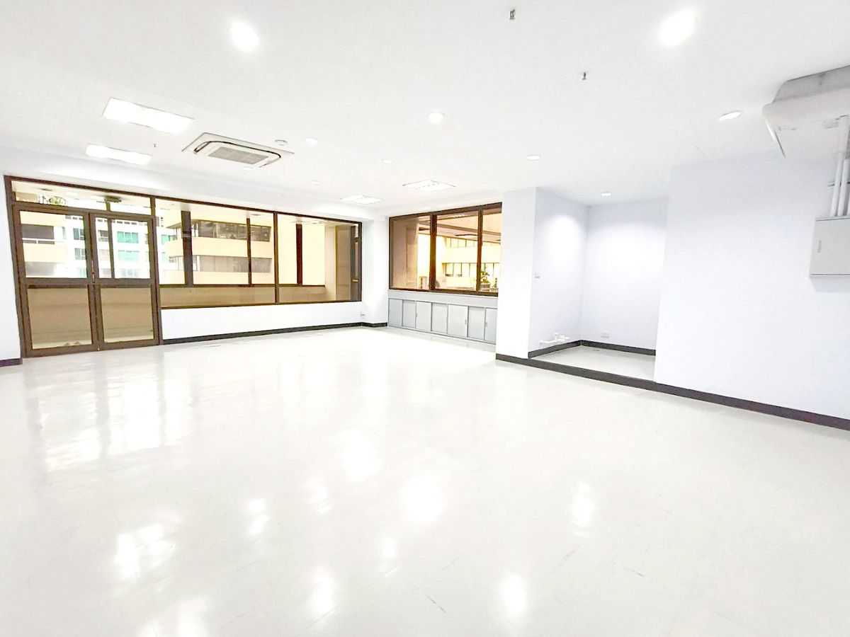 For RentOfficeSukhumvit, Asoke, Thonglor : Rent office building in the heart of the city Office of Asoke, Sukhumvit 21, convenient, near the 56 sqm.