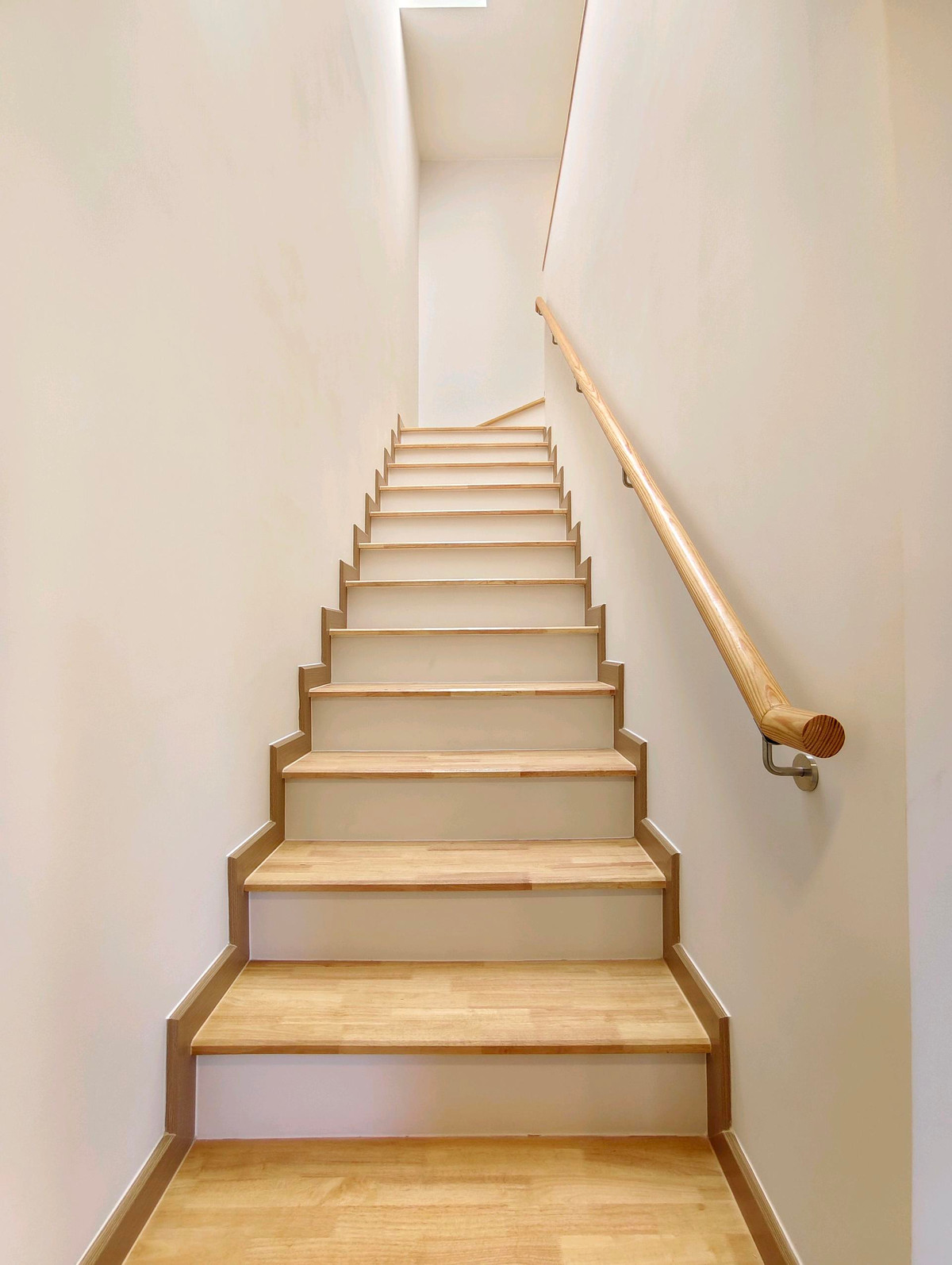 ขายบ้านปิ่นเกล้า จรัญสนิทวงศ์ : 🏡ขายบ้านแฝดทรงกล่อง สวยคลาสิค มือหนึ่ง ราชพฤกษ์–สวนผัก 🚆 ใกล้รถไฟฟ้าสายสีแดง (ตลิ่งชัน) แค่ 400 ม. ใกล้ทางด่วนศรีรัช ไม่ต้องเสียค่าส่วนกลาง  